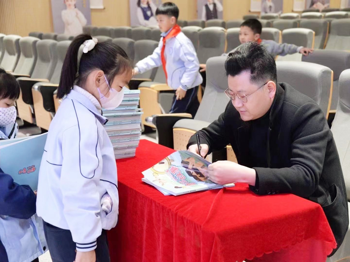 故事名家潘晓炜在浙江外国语学院附属云会小学为小学生们赠送故事书籍